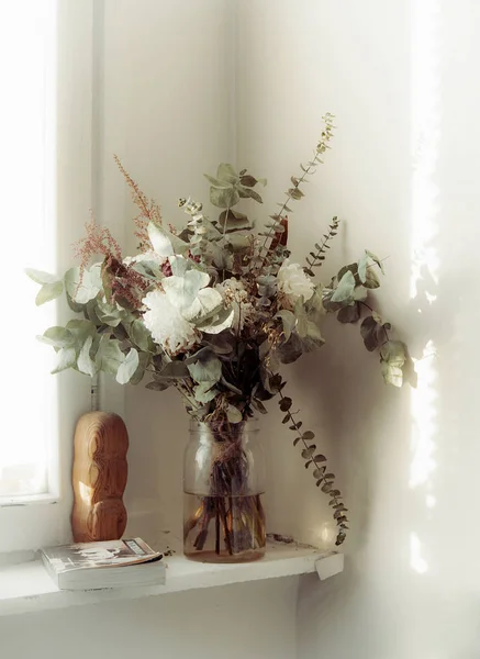 Ein Blumenstrauß Fenster — Stockfoto