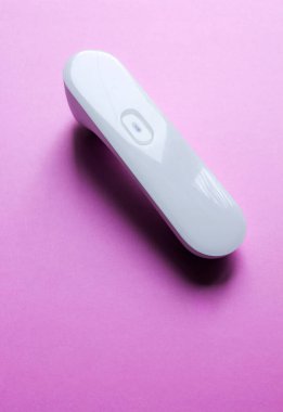 Koronavirüs salgını sırasında termometreyle sıcaklık ölçümü..