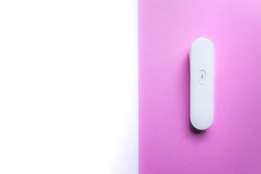 Koronavirüs salgını sırasında termometreyle sıcaklık ölçümü..