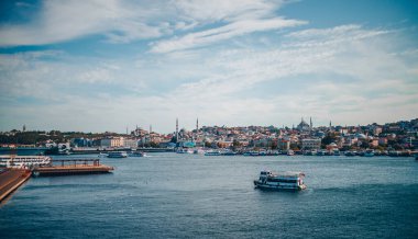 İstanbul Denizi ve Asya ve Avrupa 'nın yüzen gemileri.