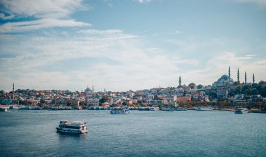 İstanbul Denizi ve Asya ve Avrupa 'nın yüzen gemileri.