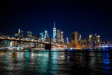 Hudson 'dan New York' a gece görüşü. Brooklyn Köprüsü ve Uluslararası Ticaret Merkezi.