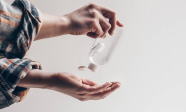 Salgın sırasında güvenlik için. Antiseptikle el tedavisi. Bakteri yok!