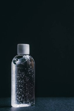 Antibakteriyel el jeliyle şişelenmiş. Temiz eller. Sağlığa. Coronavirüs.