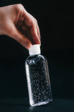 Antibakteriyel el jeliyle şişelenmiş. Temiz eller. Sağlığa. Coronavirüs.