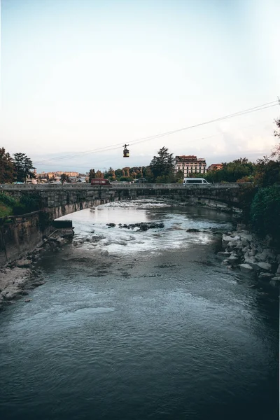 Kutaisi 'nin panoramik görüntüsü. Georgia mı? Nehir ve eski evler. Doğanın güzelliği.