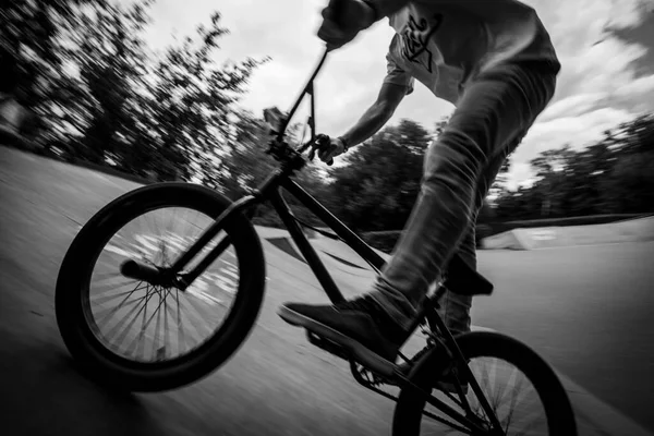 Ein Mann auf dem Rücken eines Fahrrads. — Stockfoto