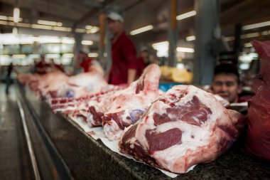 Markette et parçaları var. Yiyecek..