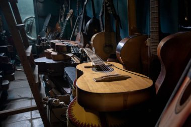 Akustik Gitar Deposu. Müzik aletleri.