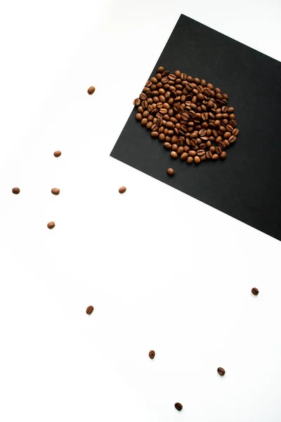 Roasted coffee beans on a black and white background. — Stock Photo, Image