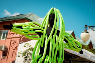 Yeşil taşaklı siyah takım elbiseli bir adam. Neşeli animasyon ve eğlence.