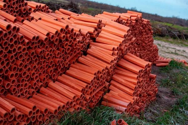Tubos de drenaje de cerámica de color rojo para el alcantarillado externo . — Foto de Stock