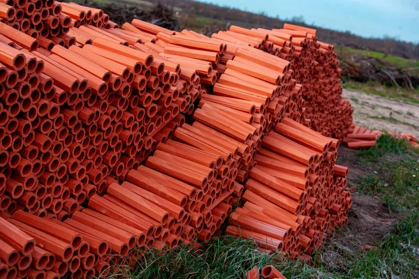 Tubos de drenagem de cerâmica de cor vermelha para o esgoto externo . — Fotografia de Stock