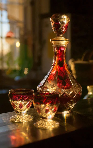 Alkol içmek için masa hazır. Sovyet sürahisi, votka ve iki bardak..