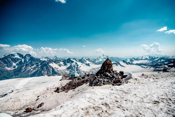 Schuilplaats 11. Sneeuw in de zomer op hoge bergen. Hotel voor klimmers op de Elbrus. — Stockfoto