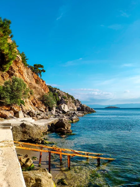 Marmara Denizi manzarası. Adanın kayaları ve kahverengi taşları.