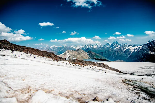 Lunta kesällä korkeilla vuorilla. Elbrus . — kuvapankkivalokuva