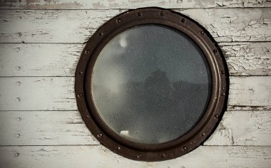 Gemideki yuvarlak pencere. Luke mu? Eski ahşap doku, beyaz..