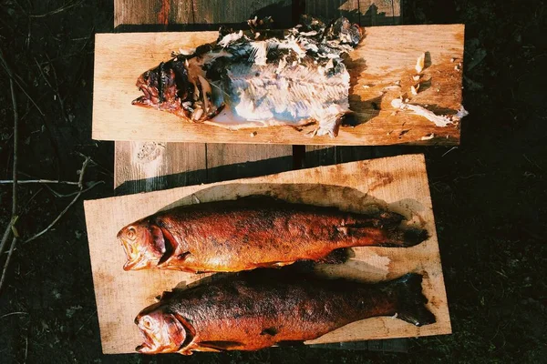 Forró füstölt hal, arany színnel a táblán.. — Stock Fotó