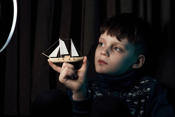 Pojke med båt drömmar — Stockfoto