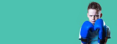 Mavili sert çocuk. Nane arkaplanda boks eldivenleri.