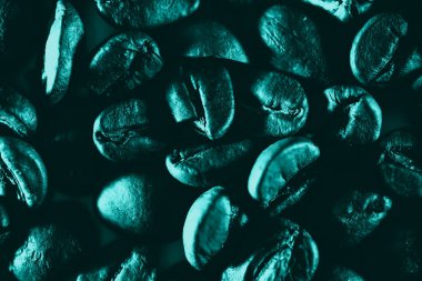 Neon ile aydınlatılmış arka plan için kahve çekirdekleri bir saçılma