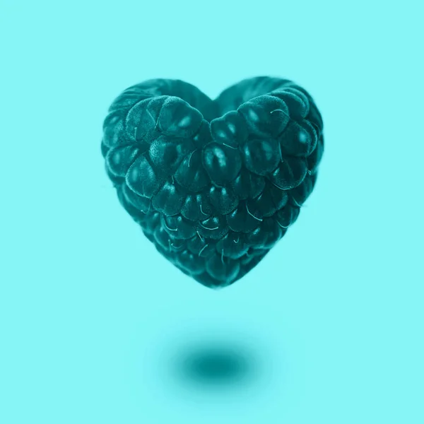 Framboise en forme de coeur sur fond de menthe — Photo