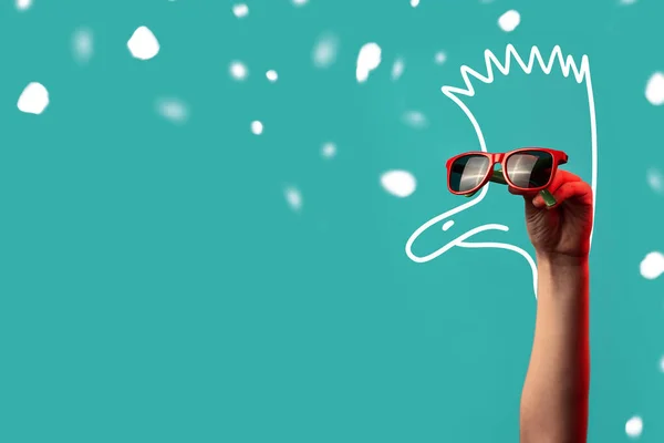 Cartoon ostrich with a Mohawk in fashionable sunglasses on mint background — Stock Photo, Image