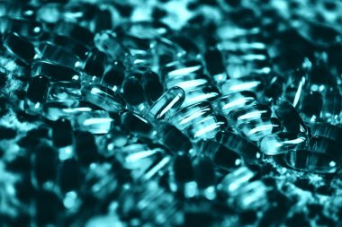 birçok kapsül altın renk leopar derisi üzerinde yatıyor