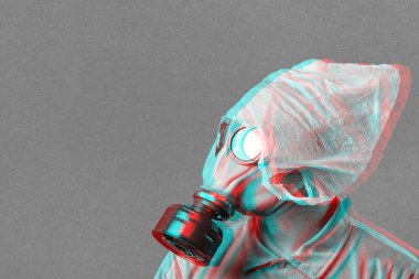 Gaz maskeli bir adam ve kafasında plastik bir torba nane arkaplanındaki kirliliğe karşı çevrenin korunmasını simgeler.