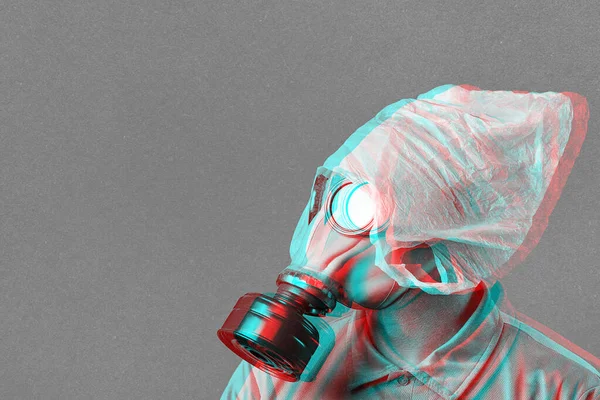 Un homme portant un masque à gaz et un sac en plastique sur la tête symbolise la protection de l'environnement contre la pollution sur fond de menthe — Photo