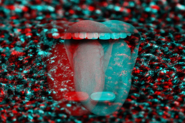 Boca con lengua sobresaliente, en la que se encuentra una tableta — Foto de Stock