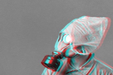 Gaz maskeli bir adam ve kafasında plastik bir torba nane arkaplanındaki kirliliğe karşı çevrenin korunmasını simgeler.