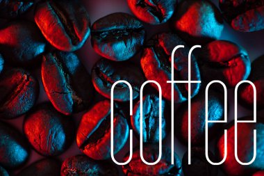 Neon ile aydınlatılmış arka plan için kahve çekirdekleri bir saçılma