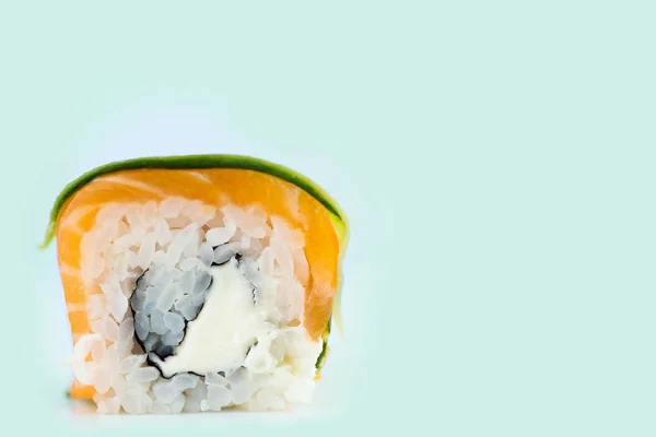 Traditionelle friske japansk sushi ruller på mynte baggrund - Stock-foto