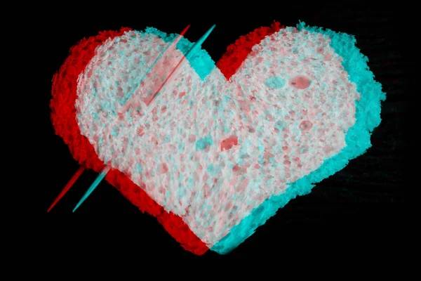 Hjerter udskåret af et stykke brød på et træbord - Stock-foto