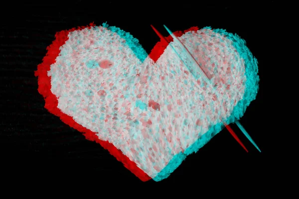 Hjerter udskåret af et stykke brød på et træbord - Stock-foto
