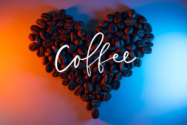 Granos de café se resaltan con neón forrado en forma de corazón — Foto de Stock