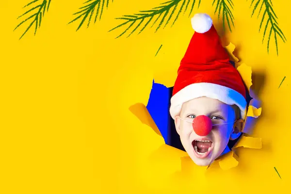 Lidt munter Santa i hat smil, at komme ud af den pjaltede gule baggrund oplyst af neon lys - Stock-foto