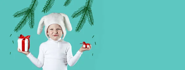 Un ragazzo vestito da lepre bianca cerca di scegliere un regalo su sfondo blu — Foto Stock