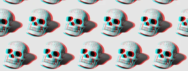 Crâne avec une ombre dure sur fond de menthe Images De Stock Libres De Droits