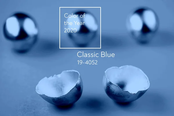 Klassisk blå. Farve på året 2020. sølv æg og skaller på farvet baggrund - Stock-foto
