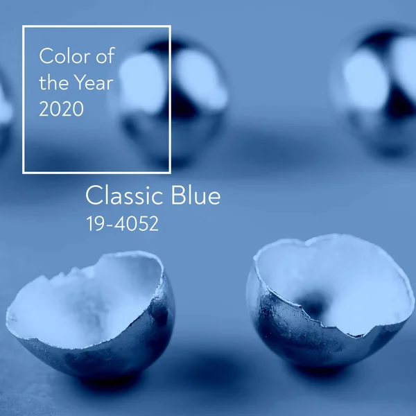 Klassisk blå. Farve på året 2020. sølv æg og skaller på farvet baggrund - Stock-foto