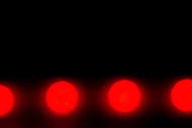 Siyah arkaplanda soyut renkli bokeh.