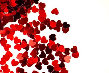 Kırmızı kalpler parlak bir arka planda dağılmış. Sevgililer Günü konsepti.