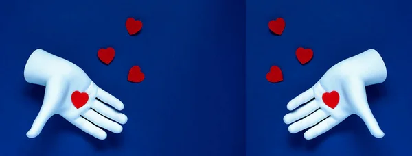 Dos manos lanzan corazones rojos sobre un fondo azul. Inversión del libro. El concepto para el Día de San Valentín — Foto de Stock