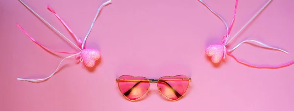 Рожеві окуляри та серця на задньому плані. День Святого Валентина. — стокове фото