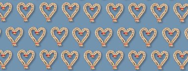 Gri arka planda kırmızı kurdeleli saman kalp. Sevgililer Günü konsepti