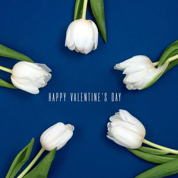 View from above tulips and gift box with copy space. Background for womens day, 8 March Valentines day, 14 february. Flat lay style, top view, mockup, template, overhead. — Stock Photo, Image