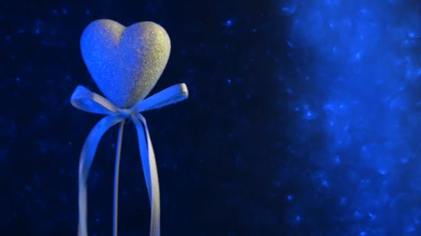 Corazón Romántico Con Lentejuelas Sobre Fondo Azul Bokeh Los Arcos — Vídeos de Stock